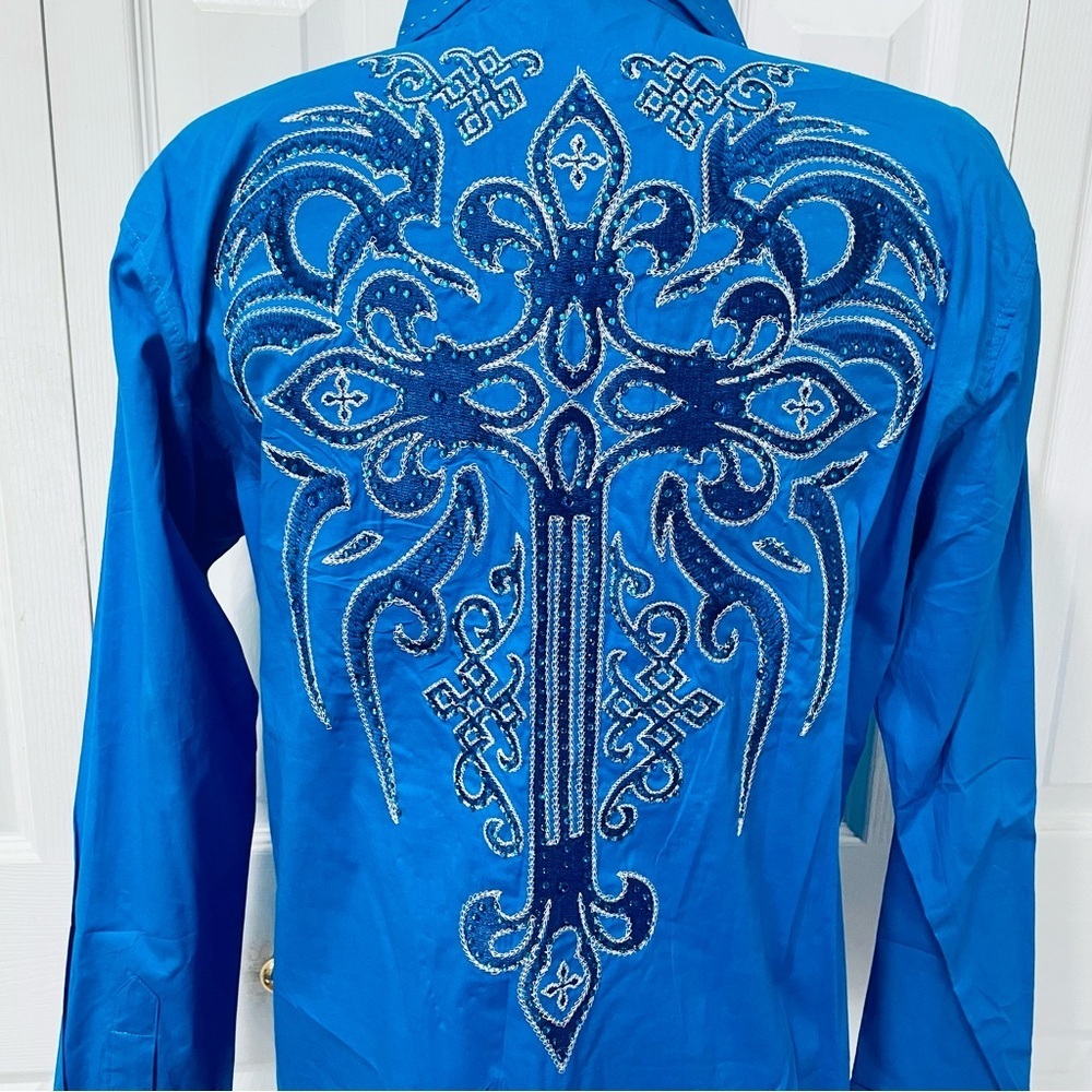 Victorious Los Angeles Stylish Blue Embroidered Button Down Shirt